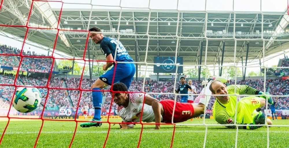 Mark Uth (à g.) marque le premier des 5 buts marqués par son équipe face à Leipzig. AFP
