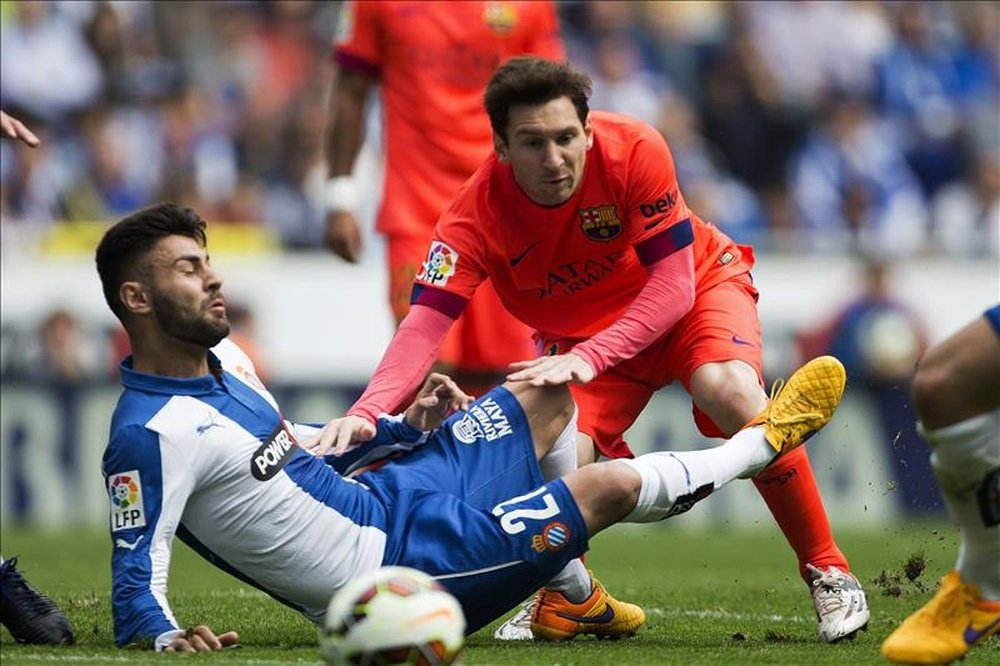El delantero argentino del Barcelona Lionel Messi (d) pelea un balón con el defensa del Espanyol Rubén Duarte, en el partido de la trigésima tercera jornada de liga en Primera División en el Power8 Stadium. EFE/Archivo