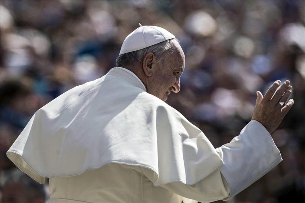 El Papa posó con una bufanda del Crotone. EFE/Archivo