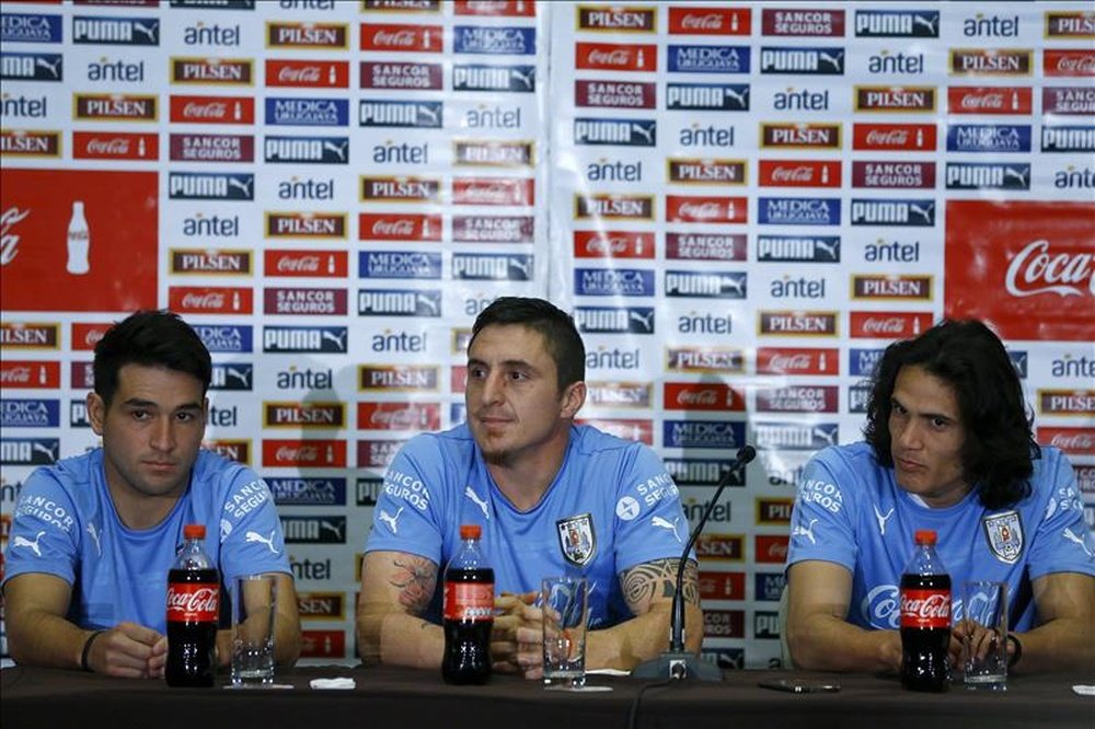 Los jugadores de la selección nacional de fútbol de Uruguay Matías Lodeiro (i), Cristian Rodríguez (c) y Edinson Cavani (d), participan en una conferencia de prensa hoy, jueves 11 de junio de 2015, en el Hotel Casino Enjoy de Antofagasta (Chile). EFE