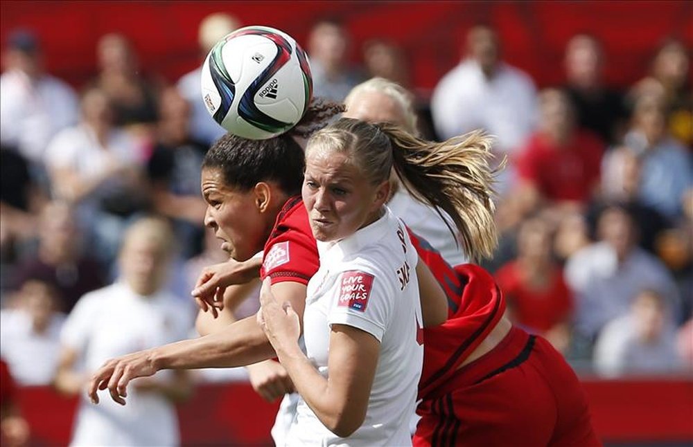 Hombres y mujeres futbolistas de Noruega ganarán el mismo sueldo. EFE