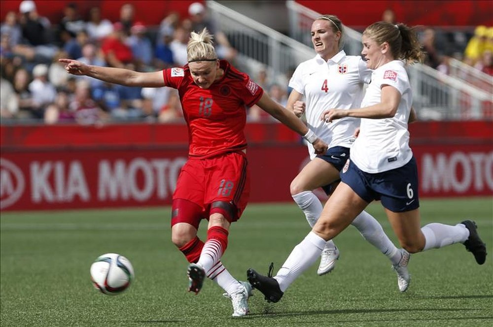 Alexandra Popp (i) de Alemania ante Maren Mjelde (d) de Noruega hoy, jueves 11 de junio de 2015, durante un juego del grupo B de la Copa Mundial de Fútbol Femenino, en Ottawa (Canadá). EFE