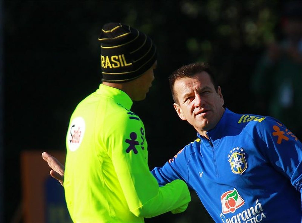 El jugador del seleccionado nacional de Brasil Thiago Silca y el entrenador Dunga (d) participan hoy, jueves 11 de junio de 2015, en un entrenamiento de su equipo en Viamao (Brasil), con miras a su participación en la Copa América Chile 2015. EFE