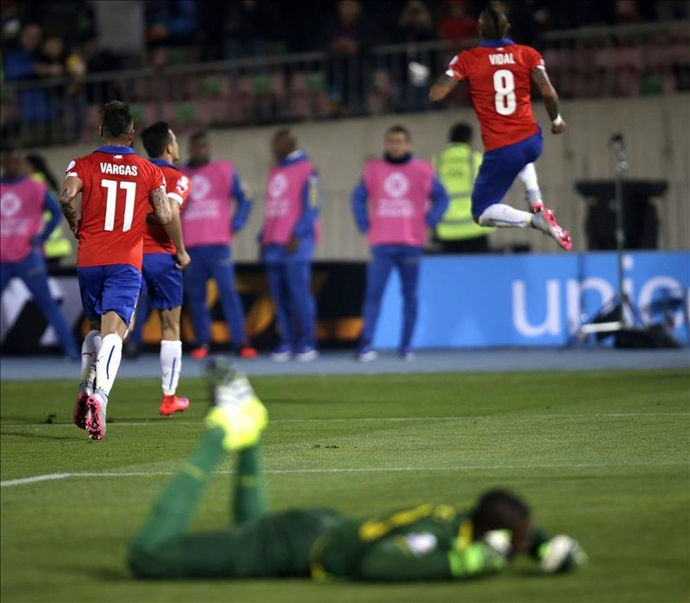 El centrocampista chileno Arturo Vidal (fondo d) celebra el gol que ha marcado de penalti durante el partido Chile-Ecuador, del Grupo A de la Copa América de Chile 2015, en el Estadio Nacional Julio Martínez Prádanos de Santiago de Chile, este 11 de junio de 2015. EFE