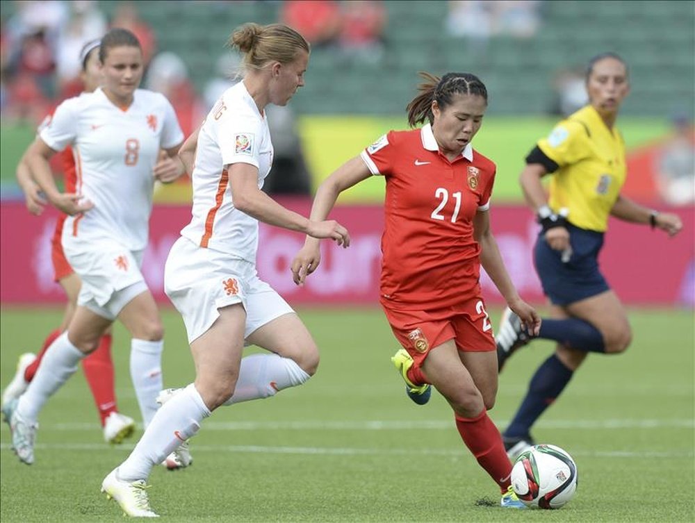 Wang Lisi (d) de China disputa el balón con Petra Hogewoning (i) de Holanda hoy, jueves 11 de junio de 2015, durante un juego del grupo A de la Copa Mundial de Fútbol Femenino, en Ottawa (Canadá). EFE