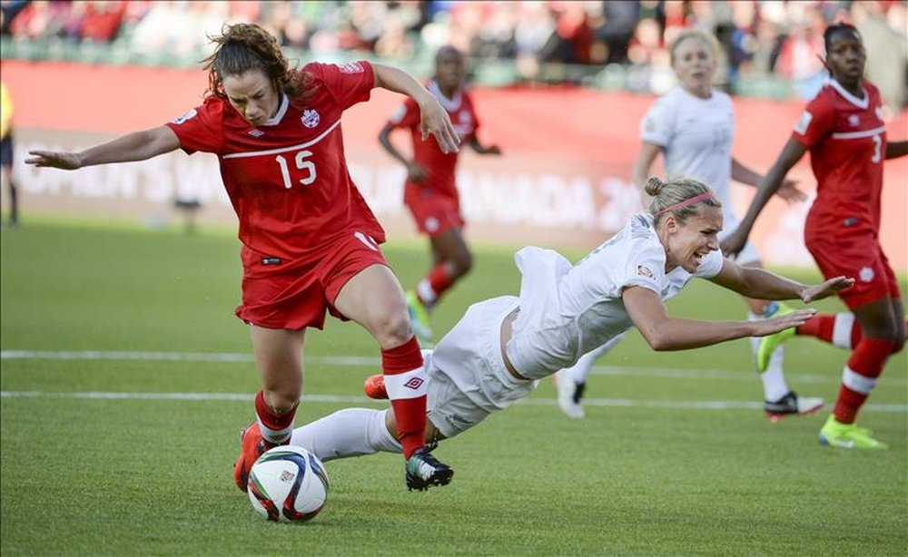 La jugadora Allysha Chapman (i) de Canadá disputa el balón con Hannah Wilkinson (d) de Nueva Zelanda, durante un juego del grupo A de la Copa Mundial de Fútbol Femenino, en Ottawa (Canadá). EFE