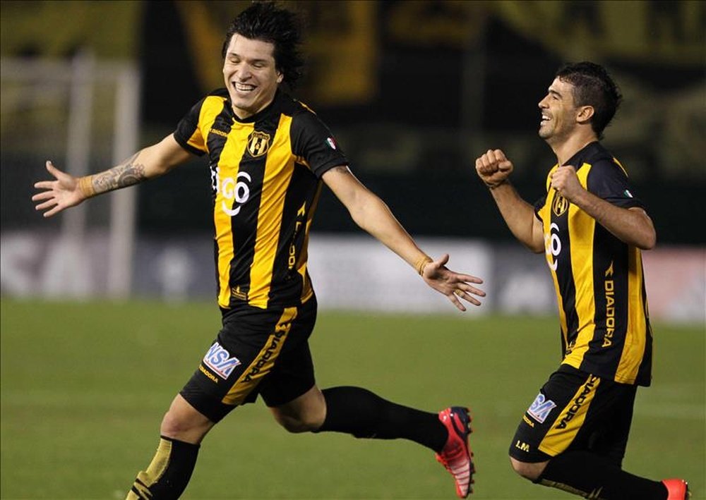 El jugador de Guarani Federico Santander (i) celebra después de anotar un gol ante Corinthians. EFE/Archivo