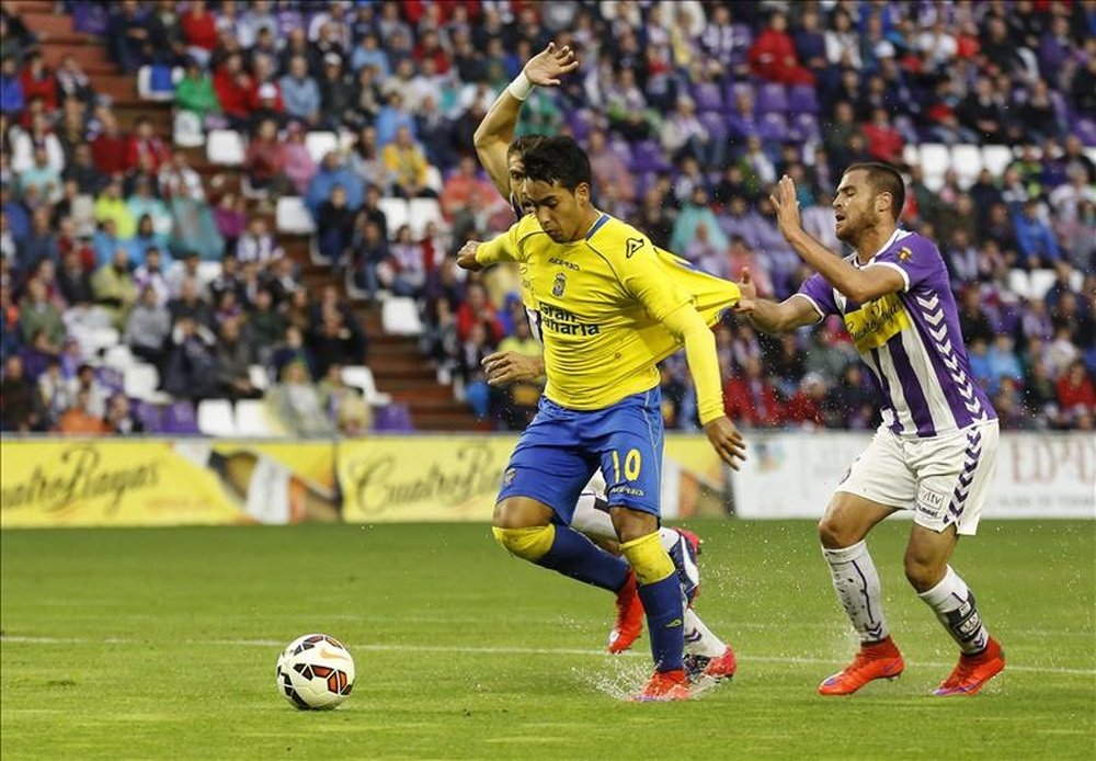 El delantero argentino de Las Palmas, Sergio Araujo, se marcha con el balón en la jugada del primer gol del partido de ida de la promoción de ascenso a Primera División entre el Real Valladolid y la UD Las Palmas, disputado antes de ayer en el estadio de Zorrilla. EFE