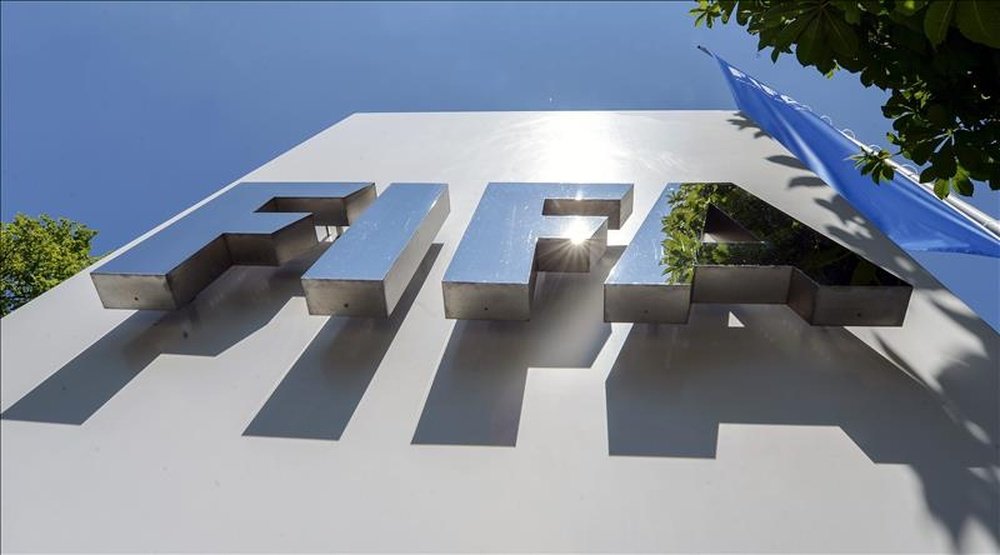 Vista general del logotipo de la FIFA en su sede de Zúrich (Suiza). EFE/Archivo