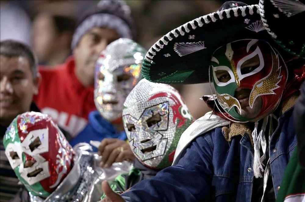 Aficionados mexicanos fueron registrados este viernes antes del partido México-Bolivia, segundo del Grupo A de la Copa América de Chile 2015, en el Estadio Sausalito de Viña del Mar (Chile). EFE