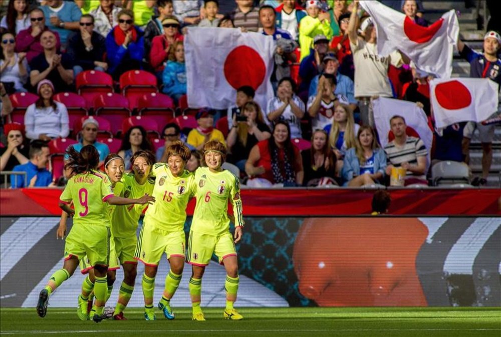 Yuika Sugasawa de Japón (2d) celebra con sus compañeras de equipo un gol convertido a Camerún en un partido del grupo C en el Mundial de fútbol femenino Canadá 2015 en Vancouver, Canadá. EFE