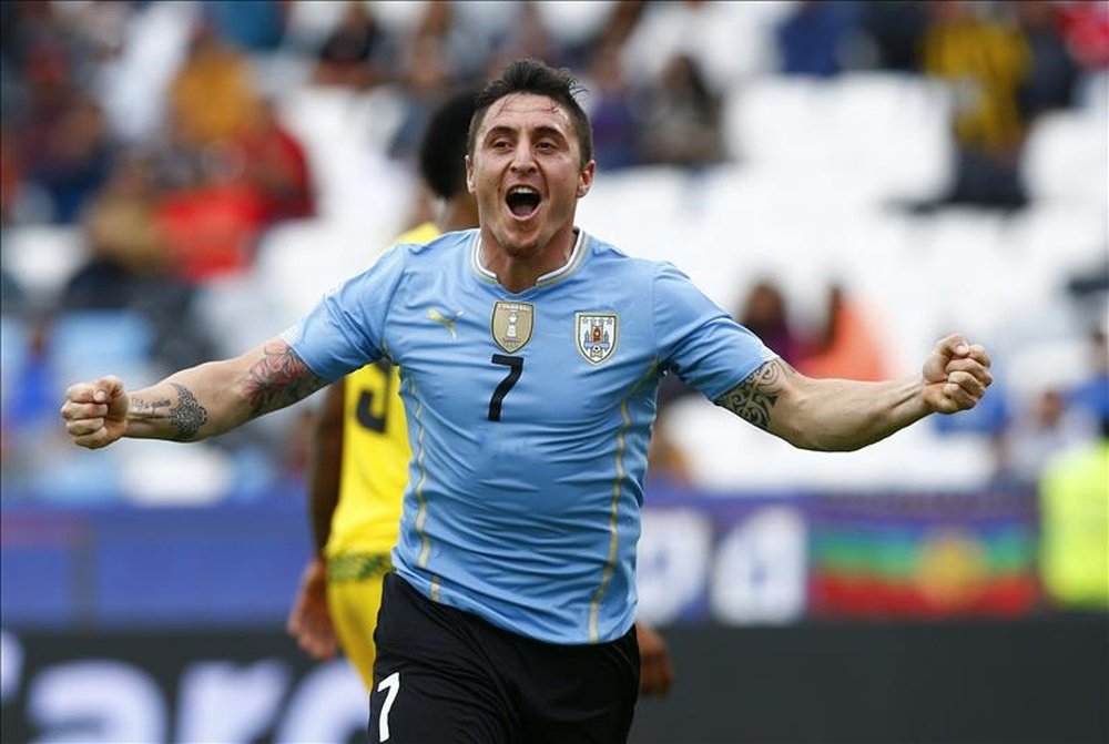 El centrocampista uruguayo Cristian Rodríguez fue registrado este sábado al celebra un gol anotado a Jamaica, durante un partido del Grupo B de la Copa América de Chile 2015, en el Estadio Regional Calvo y Bascuñán de Antofagasta (Chile). Con este gol los charrúas se impusieron 1-0. EFE