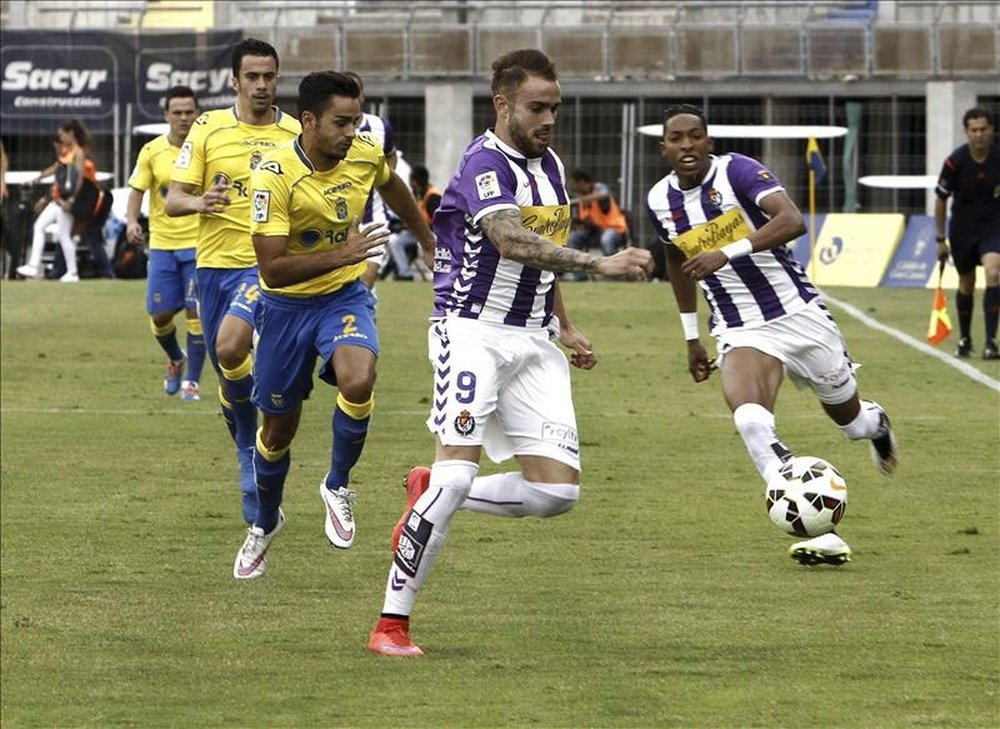Los jugadores de la Unión Deportiva Las Palmas y el Real Valladolid, disputan la pelota en el partido de vuelta de la primera eliminatoria por el ascenso a Primera División. EFE