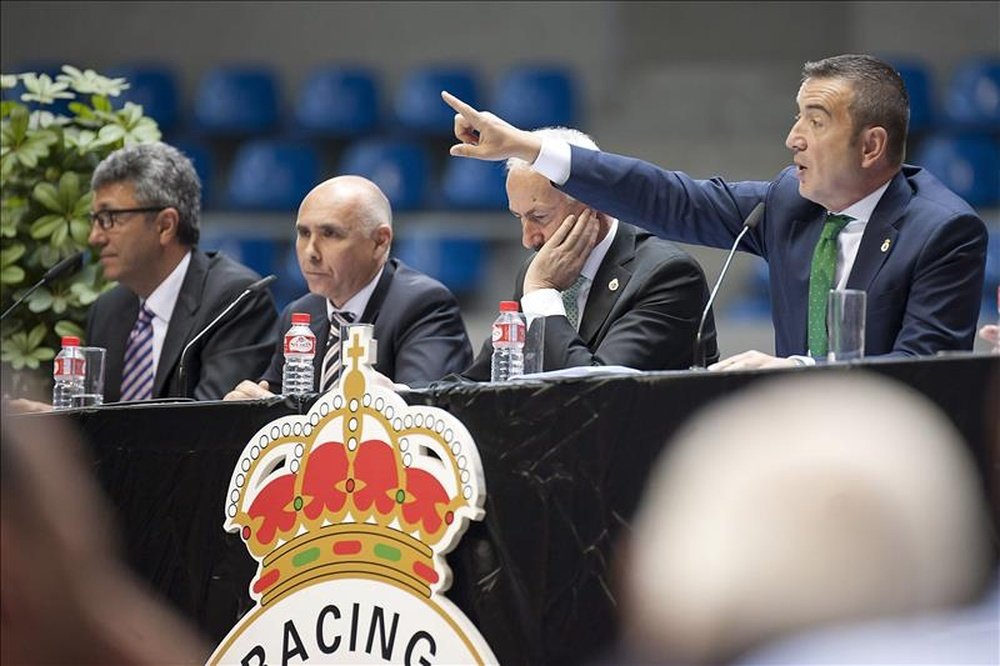 El portavoz David Gonzalez Pescador (d), el hasta ahora presidente Jose Antonio Tuto Sañudo (2d) y Manolo Higuera (2i), que ejerció de presidente, durante la Junta de Accionistas del Racing de Santander, cuyos puntos principales han sido el nombramiento de un nuevo Consejo de Administración y la aprobación de una segunda ampliación de capital, hoy en el palacio de los Deportes de Santander. EFE