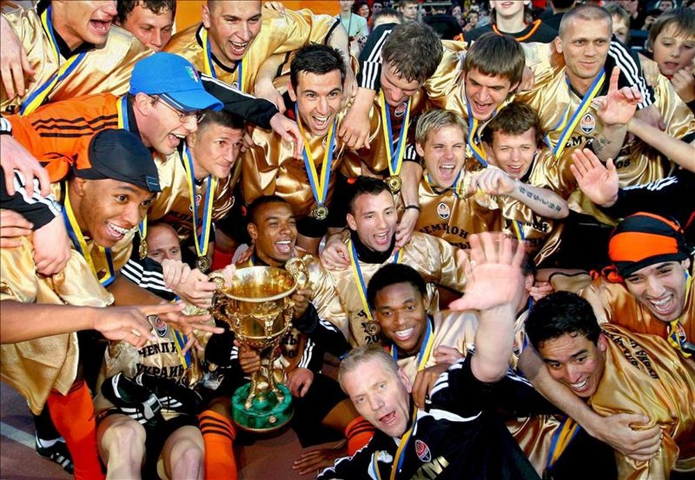 Los jugadores del Shakhtar Donetsk celebran su victoria en la Liga Ucraniana de fútbol tras vencer en la última jornada al Metallurg Donetsk en Donetsk, Ucrania en 2008. EFE/Archivo