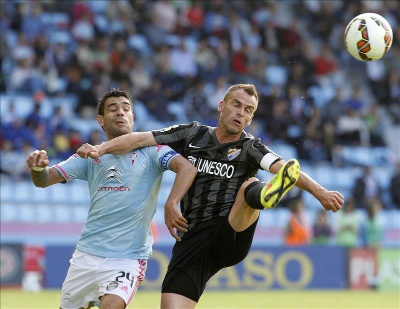 El centrocampista argentino del Celta de Vigo, Augusto Fernández (i), disputa el balón ante el centrocampista portugués del Málaga, Sergio Paulo Barbosa Duda (d). EFE/Archivo