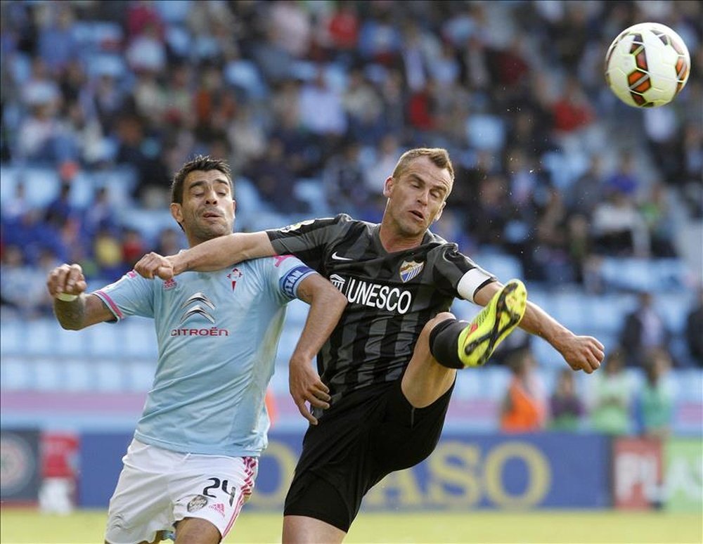 El centrocampista argentino del Celta de Vigo, Augusto Fernández (i), disputa el balón ante el centrocampista portugués del Málaga, Sergio Paulo Barbosa Duda (d). EFE/Archivo