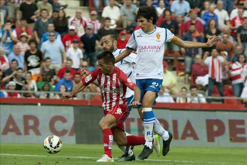 El defensa del Real Zaragoza Jesús Vallejo (d) pelea un balón con el delantero del Girona Felipe Sanchón en partido de vuelta de la fase de ascenso a Primera División celebrado esta tarde en el estadio de Montilivi. EFE