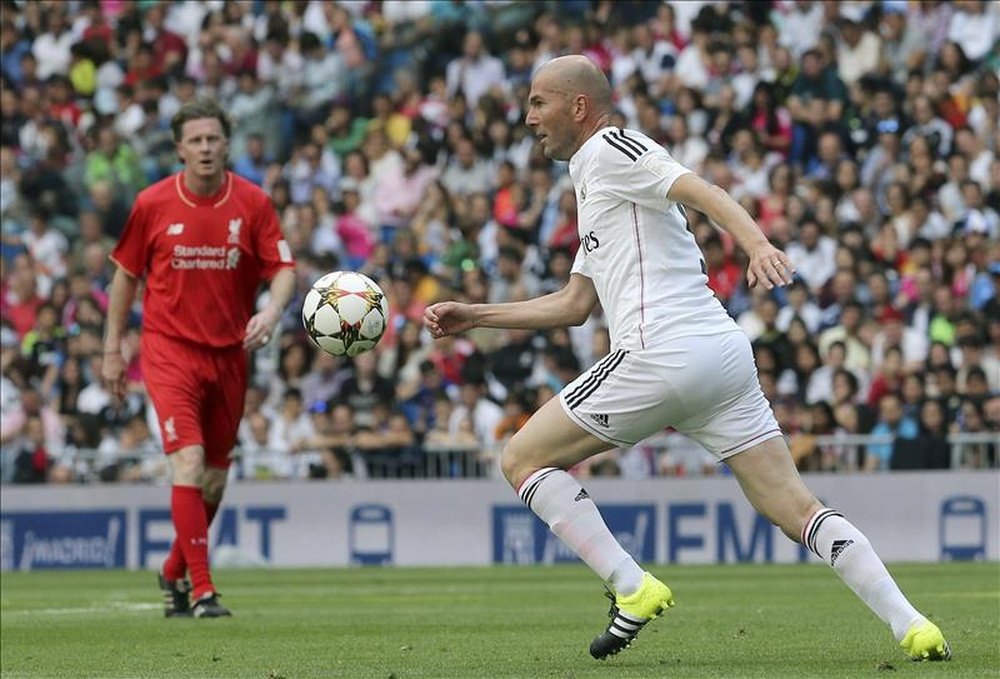 El francés Zinedine Zidane (d), del equipo de leyendas del Real Madrid, controla la pelota ante Steve McManaman (i), del Liverpool, durante el Corazón Classic Match. EFE