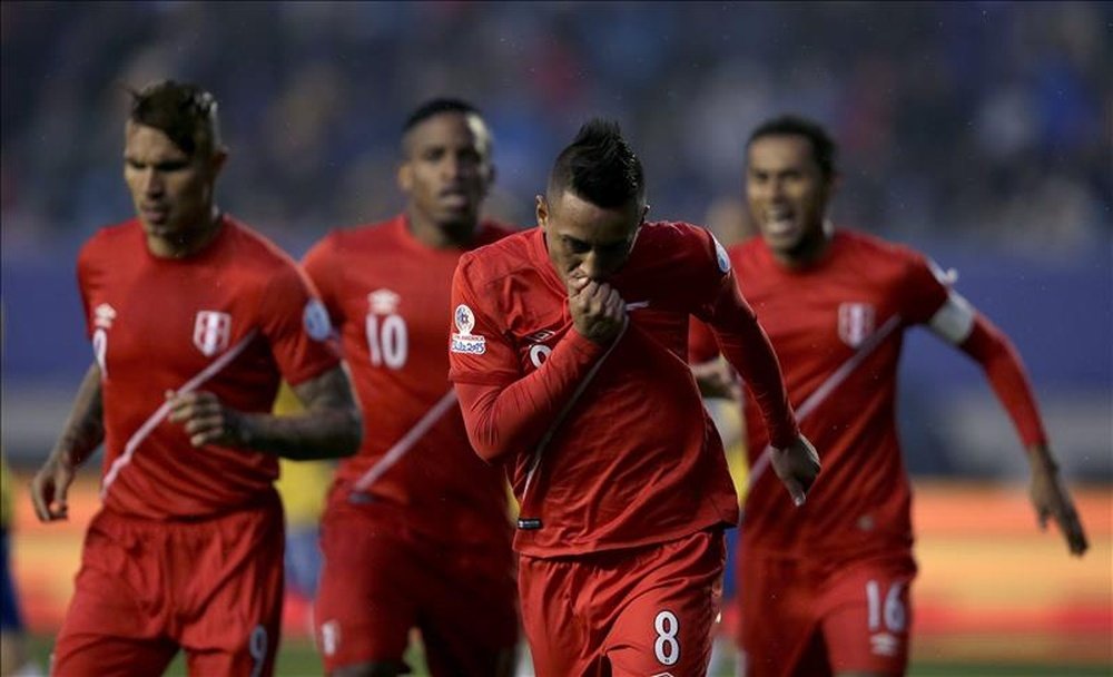Perú pasa con nota el primer partido de preparación. EFE