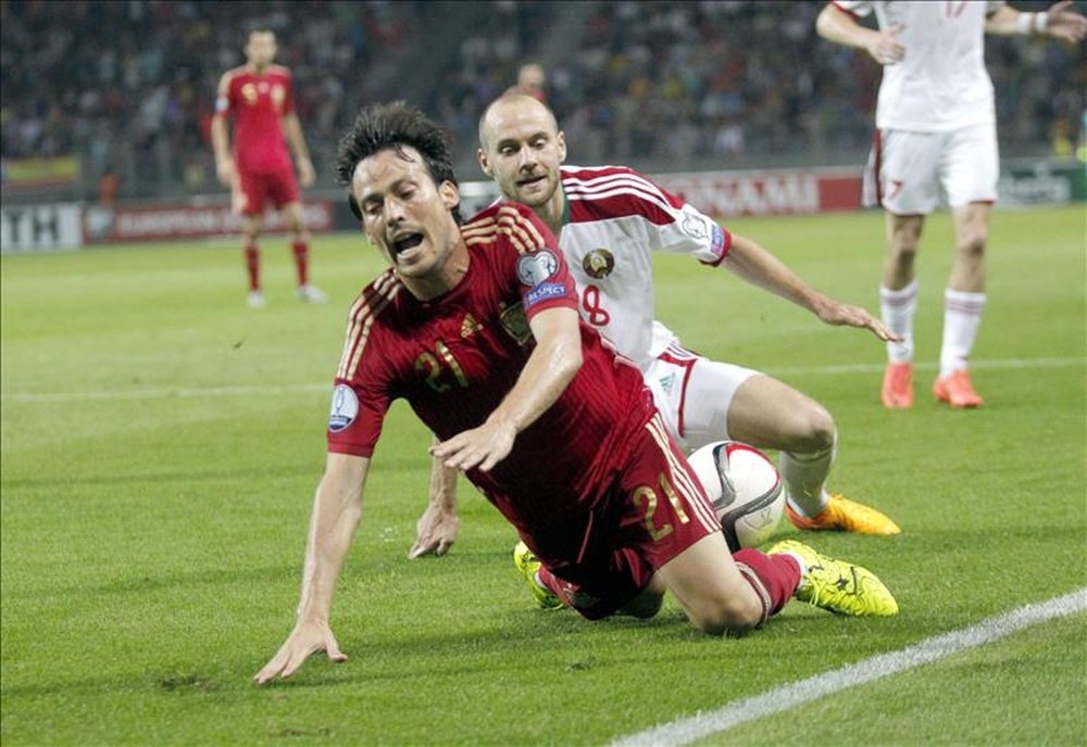 El centrocampista de la selección española, David Silva (i) intenta cortar el avance del defensa bielorruso Maevski (d). EFE