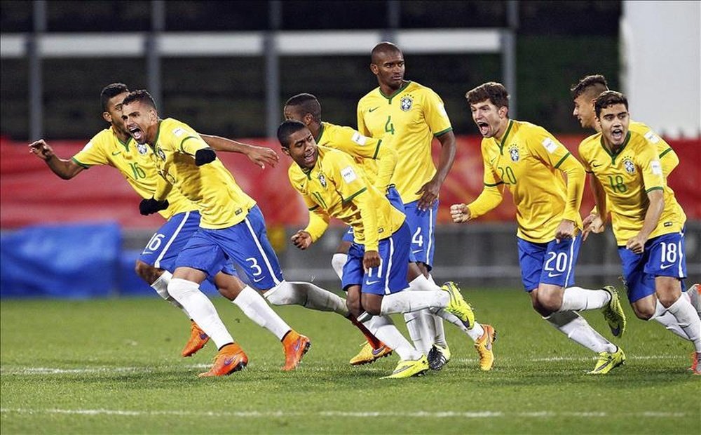 Jugadores de la selección brasileña sub-20 celebran su victoria tras la tanda de penaltis durante el partido entre Brasil y Uruguay en el Mundial Sub-20 en New Plymouth (Nueva Zelanda) el pasado 11 de junio. EFE