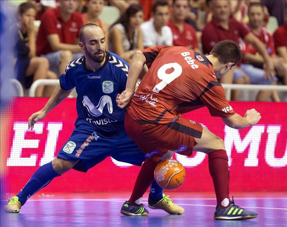 ElPozo Murcia se ha visto con la soga al cuello, como ha dicho su entrenador, Eduardo Sao Thiago Lentz Duda, en 11 de sus 14 finales de la Liga en la Primera División de fútbol sala y, a expensas de lo que ocurra esta temporada, sólo ha sido capaz de proclamarse campeón en dos de esas finales anteriores en las que ha tenido un match ball en contra. EFE/Archivo