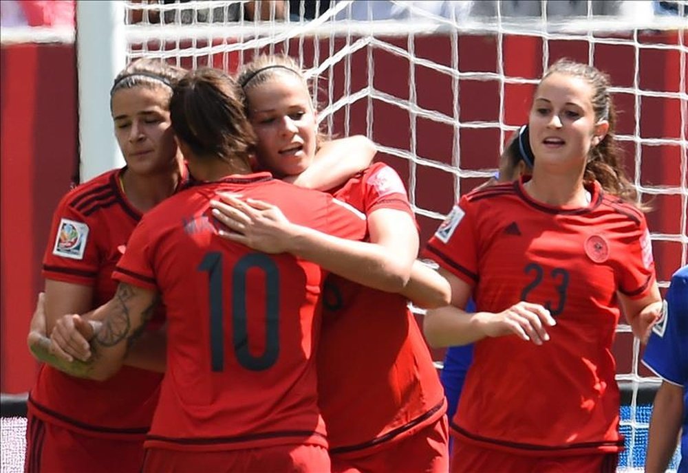 Jugadoras de Alemania celebra su anotación ante Tailandia este lunes 15 de junio de 2015, durante un partido por el grupo B del Mundial de fútbol femenino en el estadio Winnipeg (Canadá). EFE