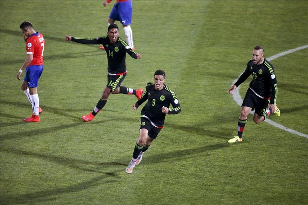 El delantero mexicano Raúl Jiménez (2d) celebra con sus compañeros el gol marcado ante Chile, segundo para su equipo, durante el partido del Grupo A de la Copa América de Chile 2015, en el Estadio Nacional Julio Martínez Prádanos de Santiago de Chile, Chile. EFE
