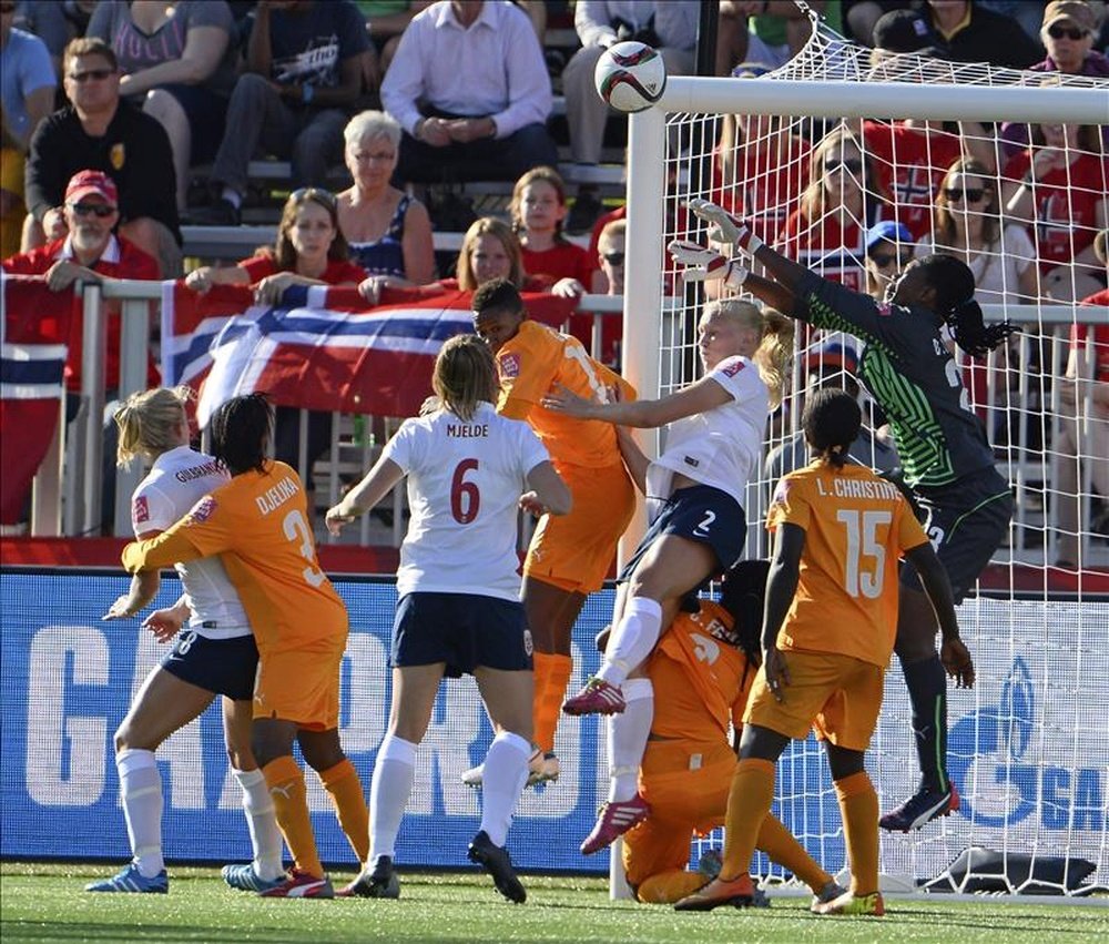 Cynthia Djohore (d) de Costa de Marfil evita una anotación de Noruega hoy, lunes 15 de junio de 2015, durante un partido por el grupo B del Mundial de fútbol femenino en Moncton (Canadá). EFE