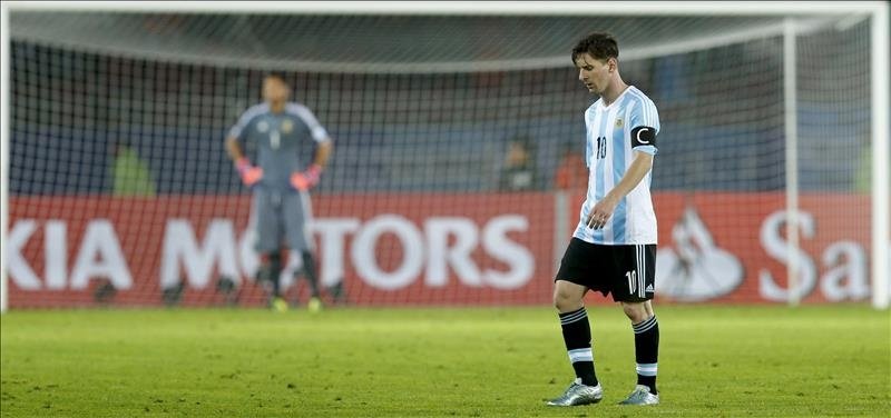 Lionel Messi, autor el sábado de un gol de penalti, optó por no recibir el galardón, que recayó al final en el delantero paraguayo Nelson Haedo Valdez, que firmó el primero de los dos tantos de su equipo. EFE