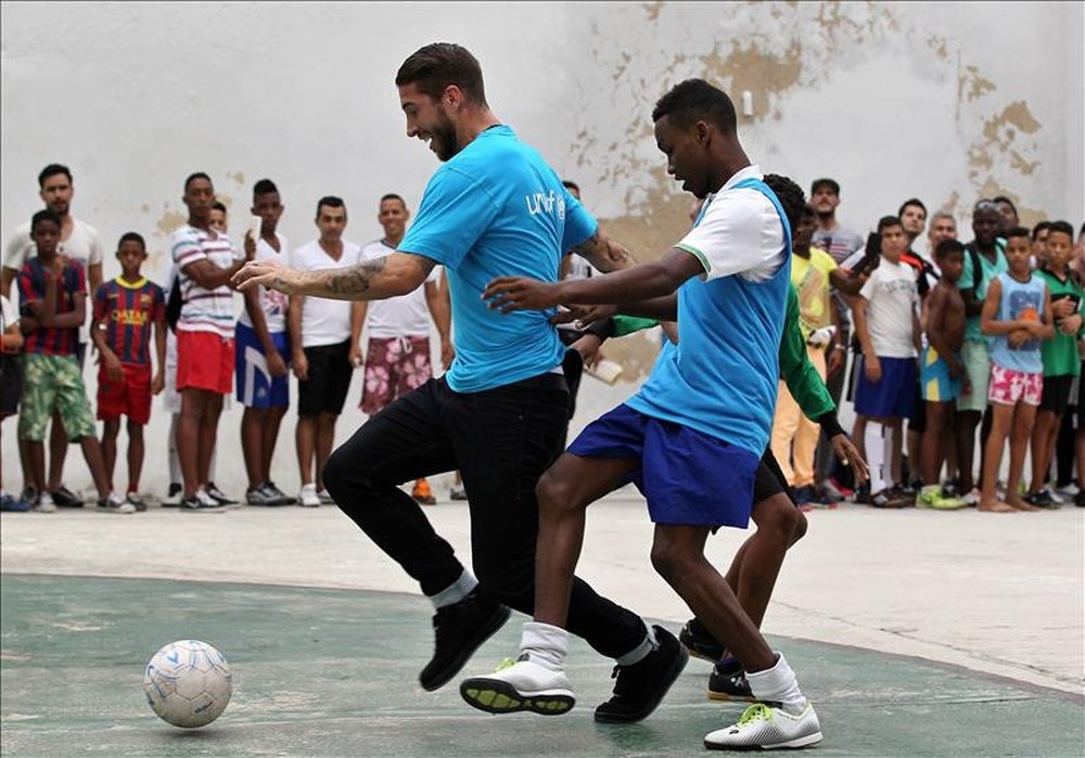El futbolista español del Real Madrid Sergio Ramos juega un pequeño partido con un grupo de niños, este 16 de junio, en La Habana (Cuba). EFE