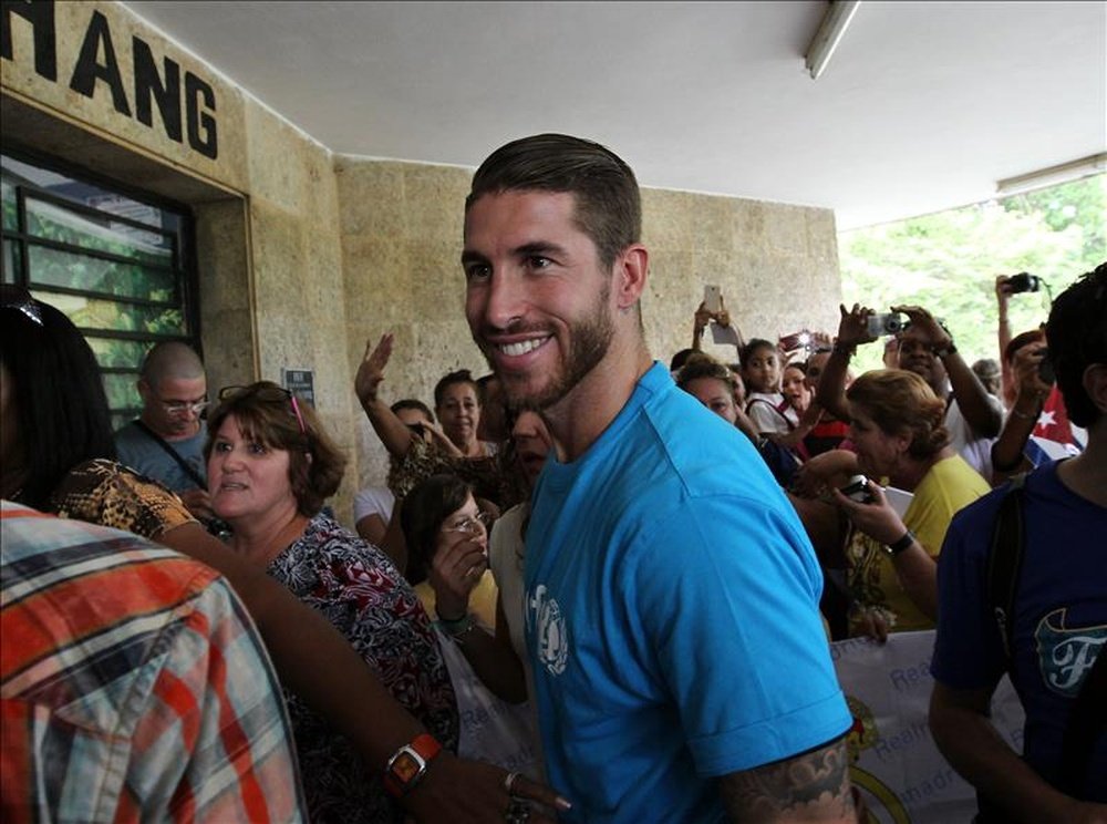 El futbolista español del Real Madrid Sergio Ramos visita este martes 16 de junio de 2015, la escuela primaria Vo Thi Thang, en La Habana (Cuba). EFE