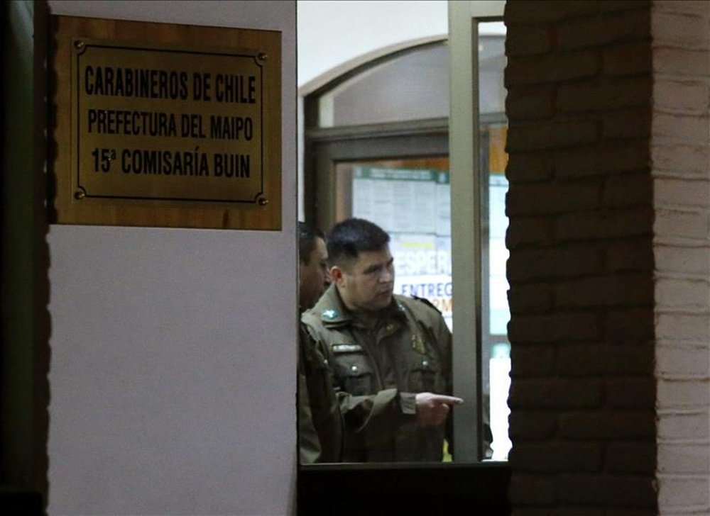Un agente de carabineros en la comisaría de Policía de Santiago de Chile donde el futbolista chileno Arturo Vidal, que conducía bajo los efectos del alcohol cuando este martes tuvo un aparatoso accidente de tráfico, pasa la noche detenido. EFE