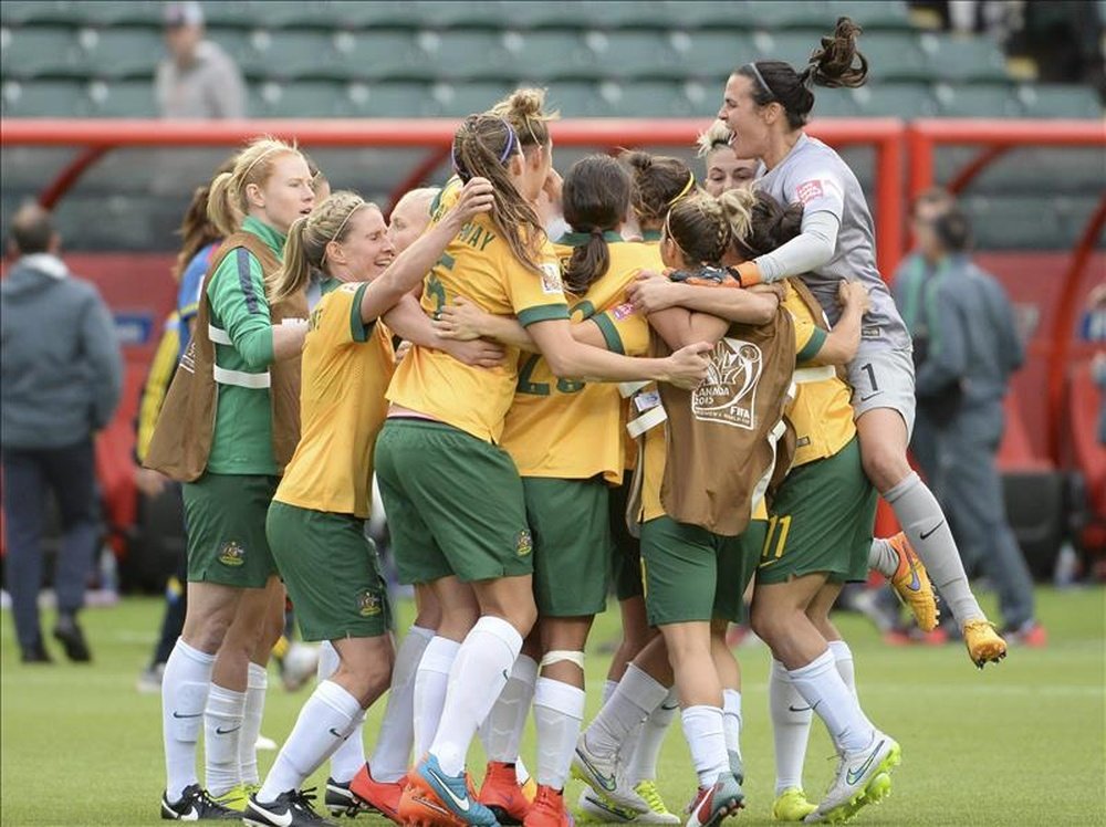 Jugadores de Australia celebran su empate ante Suecia hoy, martes 16 de junio de 2015, durante un partido del Grupo D del Campeonato Mundial femenino de la FIFA en Edmonton (Canadá). EFE