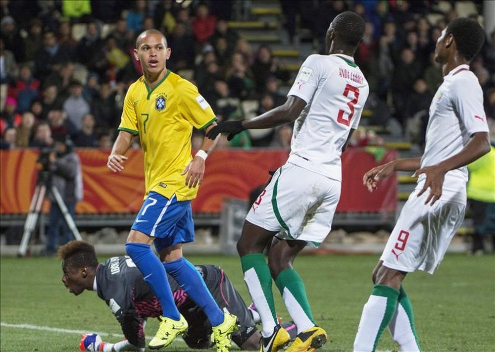 El jugador brasileño Marcos Guilherme (2ºizda) celebra un gol contra Senegal con su afición durante el partido de semifinales entre Brasil y Senegal en el Mundial defútbol sub-20 en Christchurch (Nueva Zelanda). EFE