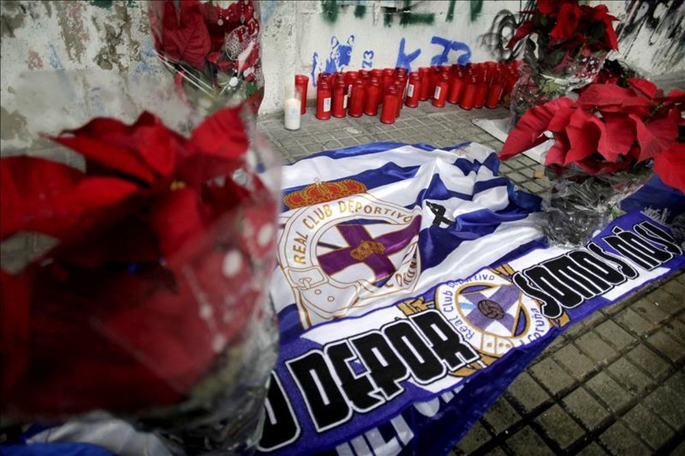 Velas, banderas y flores en el exterior del estadio coruñés de Riazor en memoria del hincha del Deportivo Francisco Javier Romero Taboada 'Jimmy', que falleció en Madrid en una reyerta entre el grupo ultra al que pertenecía, Riazor Blues, y el Frente Atlético. EFE/Archivo