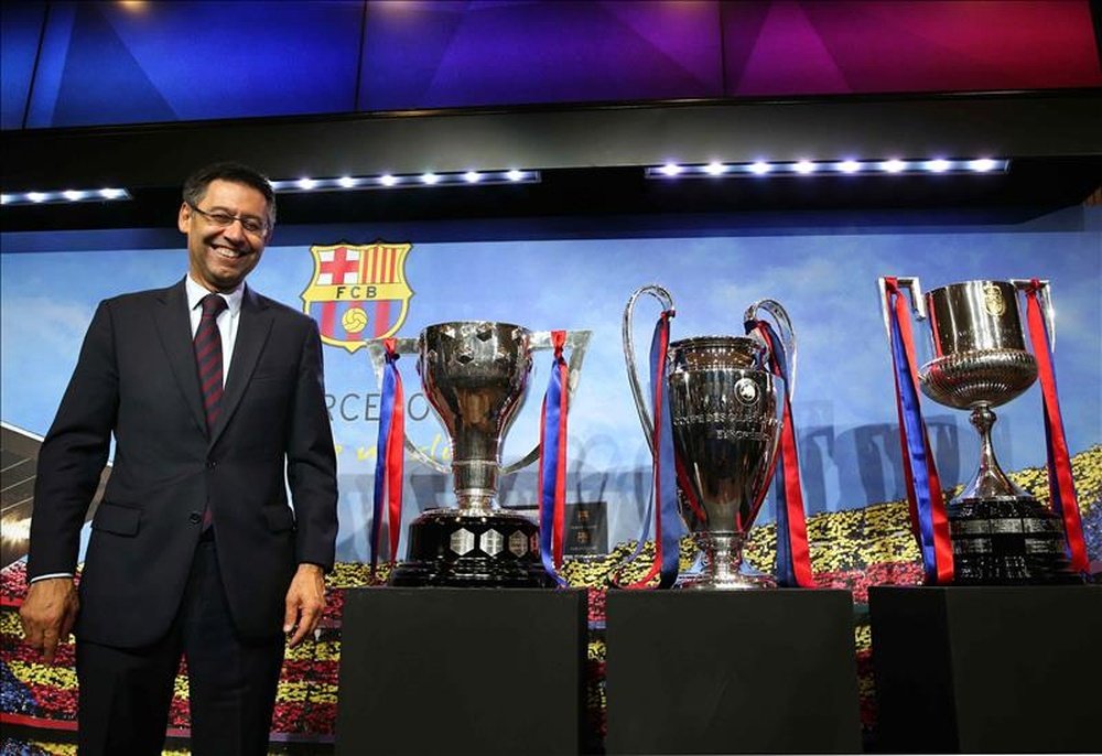 El presidente del FC Barcelona, Josep María Bartomeu, posa con los trofeos de la Liga, Liga de Campeones y Copa del Rey el pasado 9 de junio. EFE