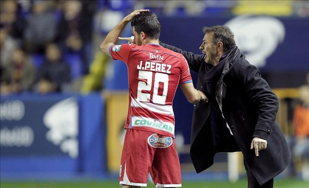 El técnico del Granada CF, Abel Resino, da instrucciones al defensa Juan Carlos Pérez. EFE/Archivo