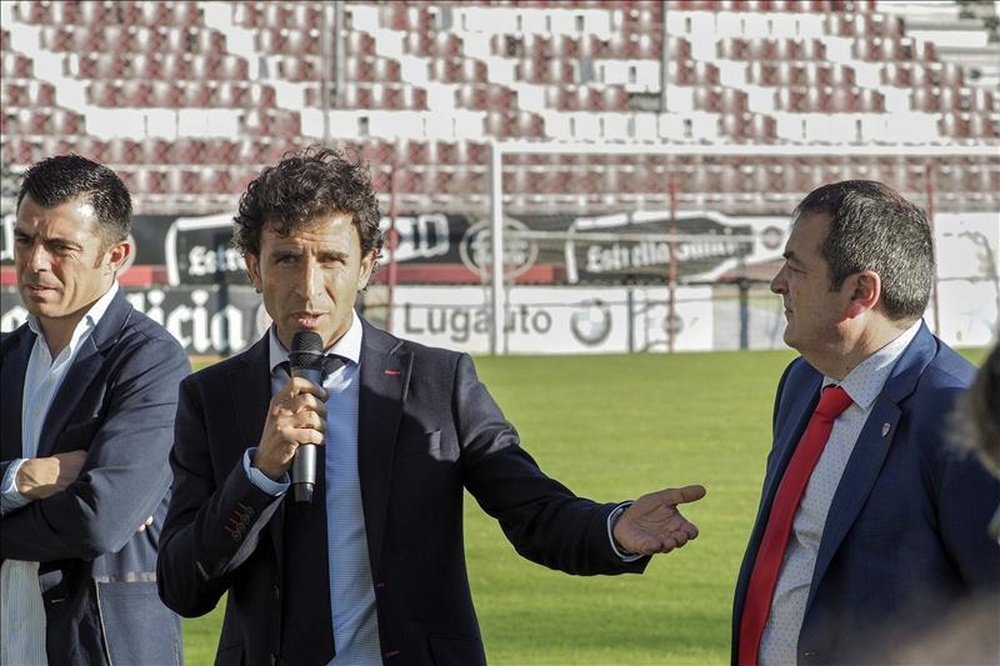 El nuevo entrenador del Club Deportivo Lugo, Luis Milla (c), junto al presidente del club Tino Saqués (d), y el segundo entrenador (i), durante su presentación en el estadio Anxo Carro. EFE