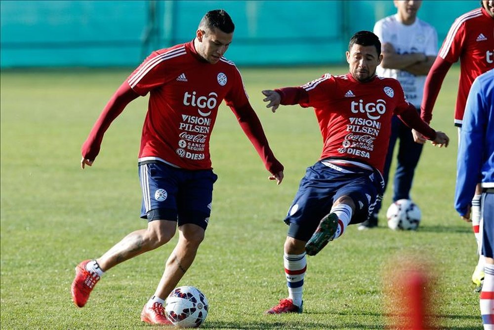 El delantero de la selección paraguaya, Raul Bodadilla (i) junto a su compañero Eduardo Aranda (d) son vistos durante un entrenamiento, el pasado viernes 12 de junio. EFE
