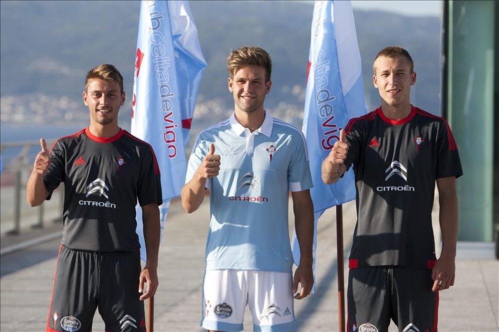 Los jugadores del Celta de Vigo, Rubén Blanco (d), David Golear (c) y Kevin (i), durante la presentación hoy de las nuevas equipaciones, diseñadas por la marca alemana Adidas, para la temporada 2015-16, en un acto celebrado en el Auditorio Mar de Vigo. EFE