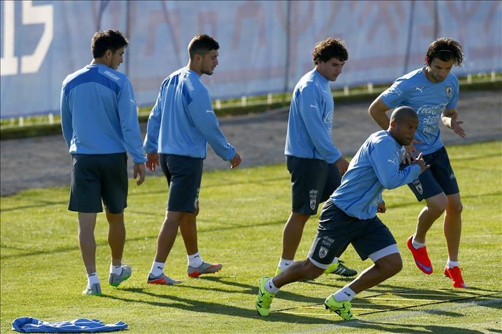 Jugadores de la selección uruguaya de fútbol entrenan hoy, miércoles 17 de junio de 2015, en el complejo deportivo El Llano, en La Serena (Chile). EFE