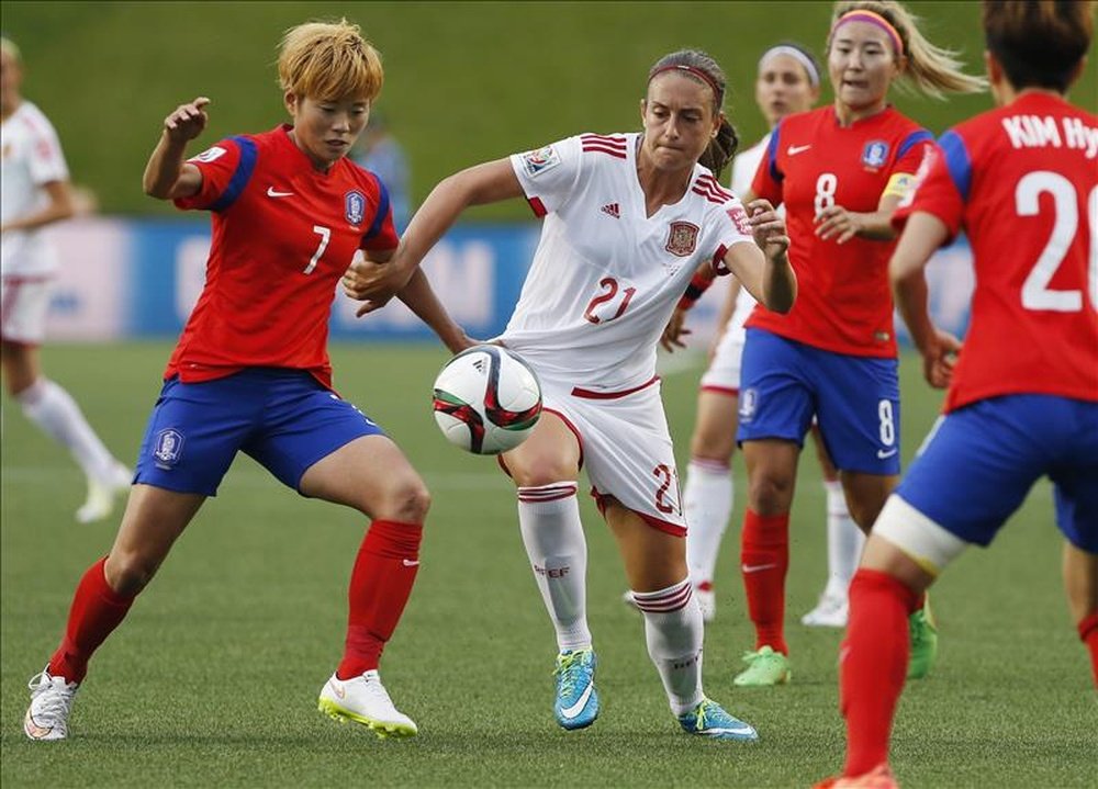 La futbolista española Alexia Putellas (c) fue registrada este miércoles al disputar un balón con Jeon Gaeul (i), de Corea del Sur, durante un partido del grupo E de la Copa Mundial femenina de la FIFA, en el estadio Lansdowne de Ottawa (Canadá). EFE