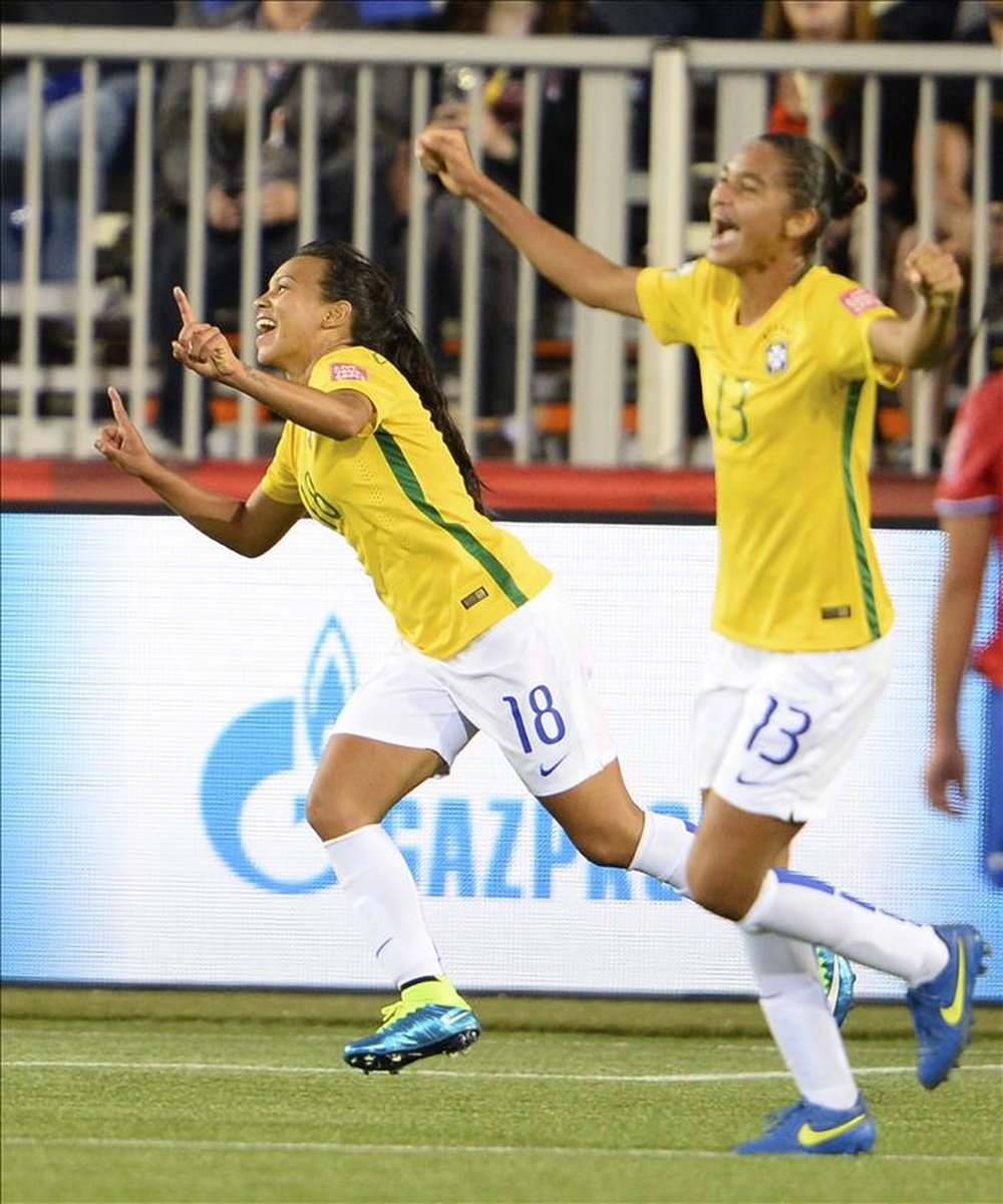 La jugadora de Brasil Raquel y Poliana celebran un gol sobre Costa Rica hoy, miércoles 17 de junio de 2015, en un partido del grupo E de la Copa Mundial femenina de la FIFA realizado en el estadio de Moncton (Canadá). EFE