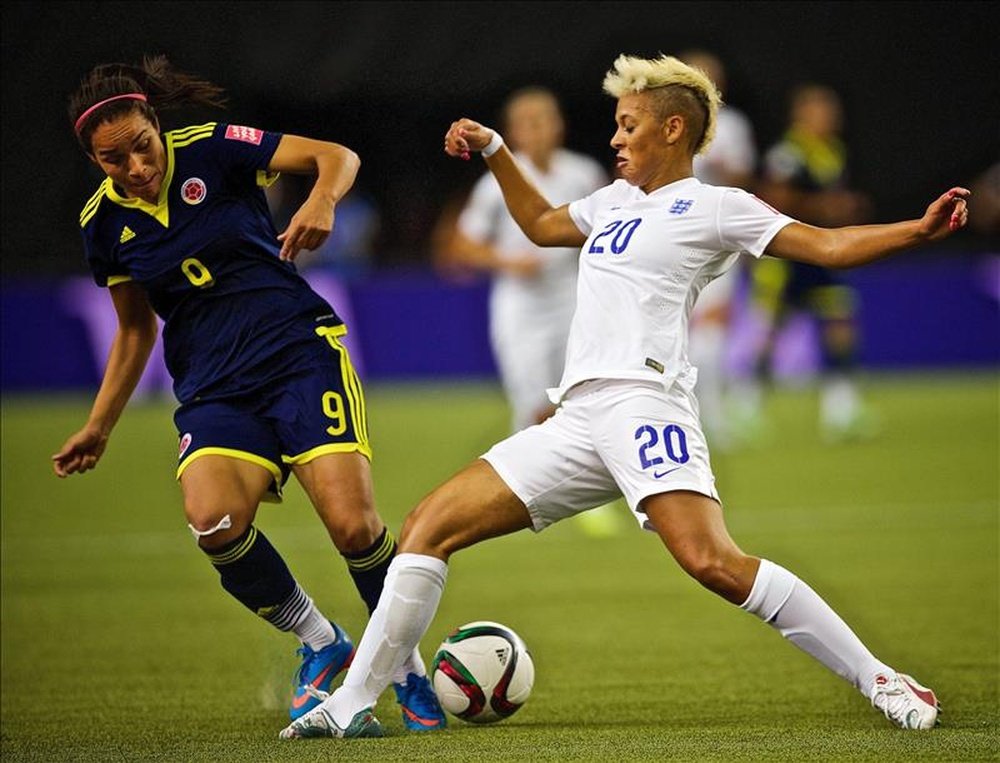 La jugadora de Inglaterra Lianne Sanderson (d) disputa el balón Orianica Velasquez (i) de Colombia hoy, miércoles 17 de junio de 2015, en un partido del grupo F de la Copa Mundial femenina de la FIFA realizado en el estadio Olímpico de Montreal (Canadá). EFE