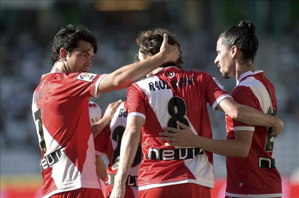 El centrocampista del Rayo Vallecano Raúl Baena (c) celebra un gol con sus compañeros durante un partido de Liga. EFE/Archivo