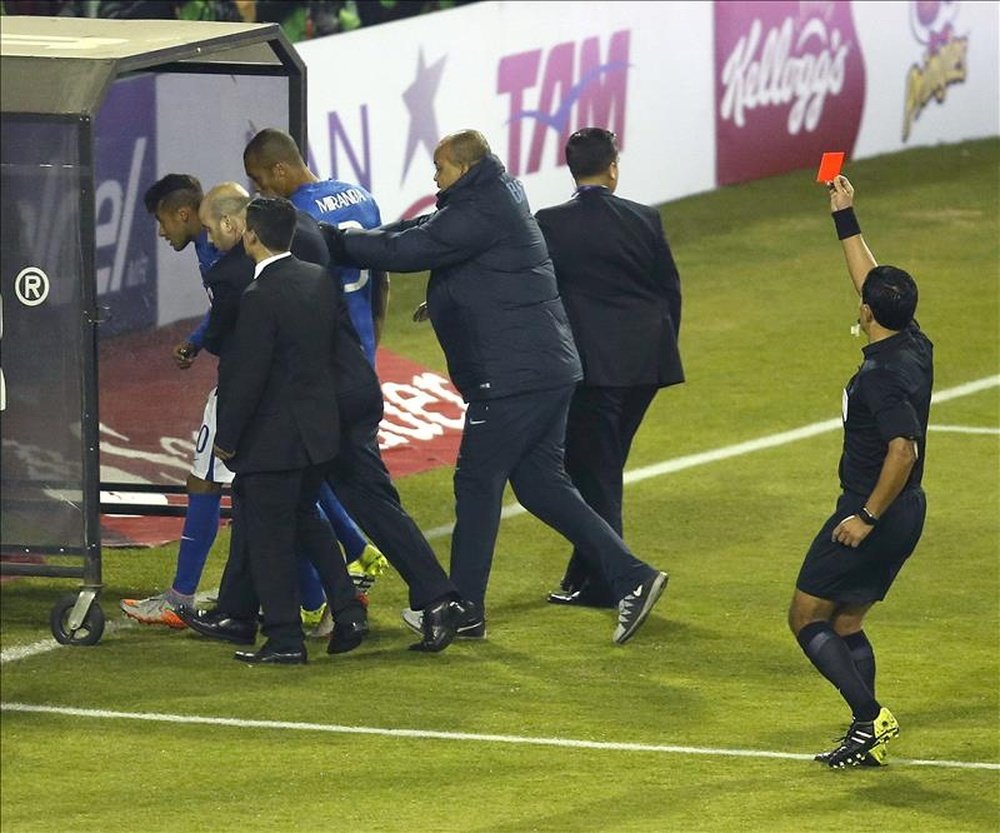 El árbitro chileno Enrique Osses (d) muestra tarjeta roja al delantero brasileño Neymar (i) después de pitar el final del partido Brasil-Colombia, del Grupo C de la Copa América de Chile 2015, en el Estadio Monumental David Arellano de Santiago de Chile, Chile. EFE