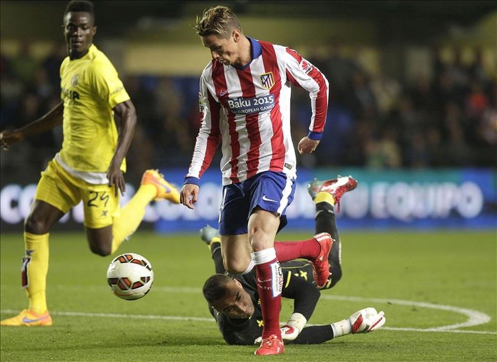 El delantero del At. de Madrid, Fernando Torres, supera al guardameta del Villarreal, Sergio Asenjo, para conseguir el primer y único gol del encuentro correspondiente a la jornada 34 de primera división. EFE/Archivo