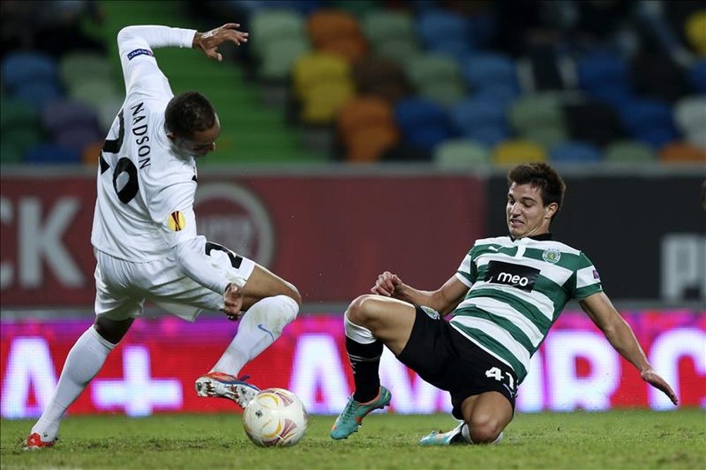 El jugador del Sporting Lisboa Cedric Soares (d) disputa el balón con Nadson (i) del Genk en el estadio Alvalade de Lisboa, Portugal. EFE/Archivo